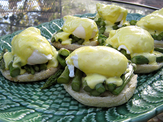 Classic eggs benedict with aspargus